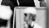 Die größte Herausforderung in seiner Amtszeit war die Geiselnahme israelischer Sportler bei den Sommerspielen 1972 in München. Genscher (2. von links) verhandelte persönlich mit den arabischen Terroristen und bot sich selbst als Geisel an. Doch die spätere Befreiungsaktion endet im Desaster: Alle neun Geiseln, fünf Terroristen und ein Polizist werden getötet.