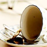 Alles eine Frage der Übersichtlichkeit, glaubt Kaldek aus Bielefeld: "Säfte trinkt man aus Gläsern, damit man sieht, dass sie leer sind. Kaffee und Tee dagegen aus Tassen, damit man sich über den "Spuck" ärgert, der immer drin bleibt."