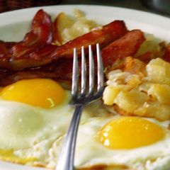 Der Klassiker der cholesterinreichen Kost: Bratkartoffeln mit Spiegelei