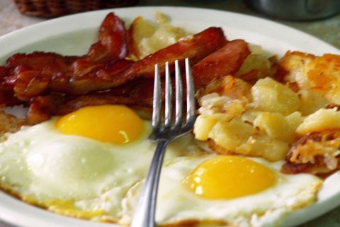 Der Klassiker der cholesterinreichen Kost: Bratkartoffeln mit Spiegelei