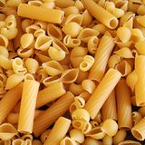 Und die Inflation schlägt auch im Studenten-Börserl ein: Deren wahrscheinlich beliebtestes Gericht, Nudeln, ist im vergangenen Jahr um 27,4 Prozent teurer geworden. Ein Grund, auf Reis umzusteigen? Vielleicht. Dessen Preis stieg immerhin nur um knapp neun Prozent