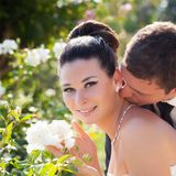 Eine Bremer Studie zeigte: Traditionell wollen Frauen zwar eher besser situierte Männer. Doch Geld scheint jüngeren Jahrgängen immer weniger wichtig zu sein. Die Erklärung: Je höher der Wohlstand einer Kultur und je gleichberechtigter die Gesellschaft ist, desto weniger unterscheiden sich die Partnerwahlkriterien von Männern und Frauen