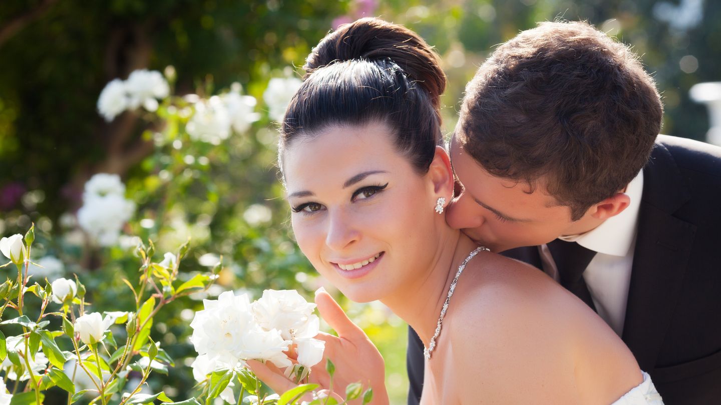 Flirt und Liebe: Eine Bremer Studie zeigte: Traditionell wollen Frauen zwar eher besser situierte Männer. Doch Geld scheint jüngeren Jahrgängen immer weniger wichtig zu sein. Die Erklärung: Je höher der Wohlstand einer Kultur und je gleichberechtigter die Gesellschaft ist, desto weniger unterscheiden sich die Partnerwahlkriterien von Männern und Frauen Eine Bremer Studie zeigte: Traditionell wollen Frauen zwar eher besser situierte Männer. Doch Geld scheint jüngeren Jahrgängen immer weniger wichtig zu sein. Die Erklärung: Je höher der Wohlstand einer Kultur und je gleichberechtigter die Gesellschaft ist, desto weniger unterscheiden sich die Partnerwahlkriterien von Männern und Frauen