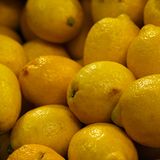 Zitronen-Esser haben doppelt Grund, das Gesicht zu verziehen: Mit einer Teuerungsrate von knapp 80 Prozent stehen die sauren Früchte an der einsamen Spitze der Preistreiber. Schade eigentlich, denn Freunde der Citrusfrüchte können diese zu jeder Jahreszeit genießen - blüht der Zitronenbaum doch ununterbrochen