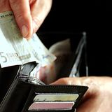 Benzin und Diesel sind teuer. In diesen Tagen manchmal sogar gleich teuer. stern.de gab Tipps, wie man seine Tankquittung um bis zu 20 Prozent senken kann: Schumi raus aus dem Kopf. Reifendruck etwas erhöhen. Leichtlauföl einfüllen. Aber was ist mit denen, die das alles schon im Alltag praktizieren? Die müssen woanders ansetzen. Häufig beim Auto selbst. Das Ergebnis sind Sparmöglichkeiten, die so hoch und noch höher sein können als beim Tanken.