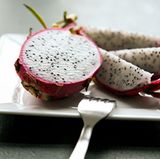 Andere Länder, andere Speisen: Informieren Sie sich vor Reisestart, was Sie im Urlaubsort zu essen bekommen. So können Sie schon zu Hause herausfinden, wie viele Kohlenhydrateinheiten Sie zum Beispiel für die exotischen Früchte veranschlagen müssen