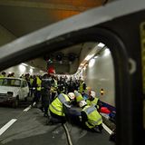 "Warum schaut man einen schlimmen Verkehrsunfall nach? Warum sieht man sich jede Fleischwunde zweimal an? Und warum wagt man morgens einen Blick in den Spiegel? Weil Homo sapiens verdammt schaulustig ist und jegliche Form von Ekel erregendem Unfällen genau betrachten muss", vermutet Peter Silie aus Bonn