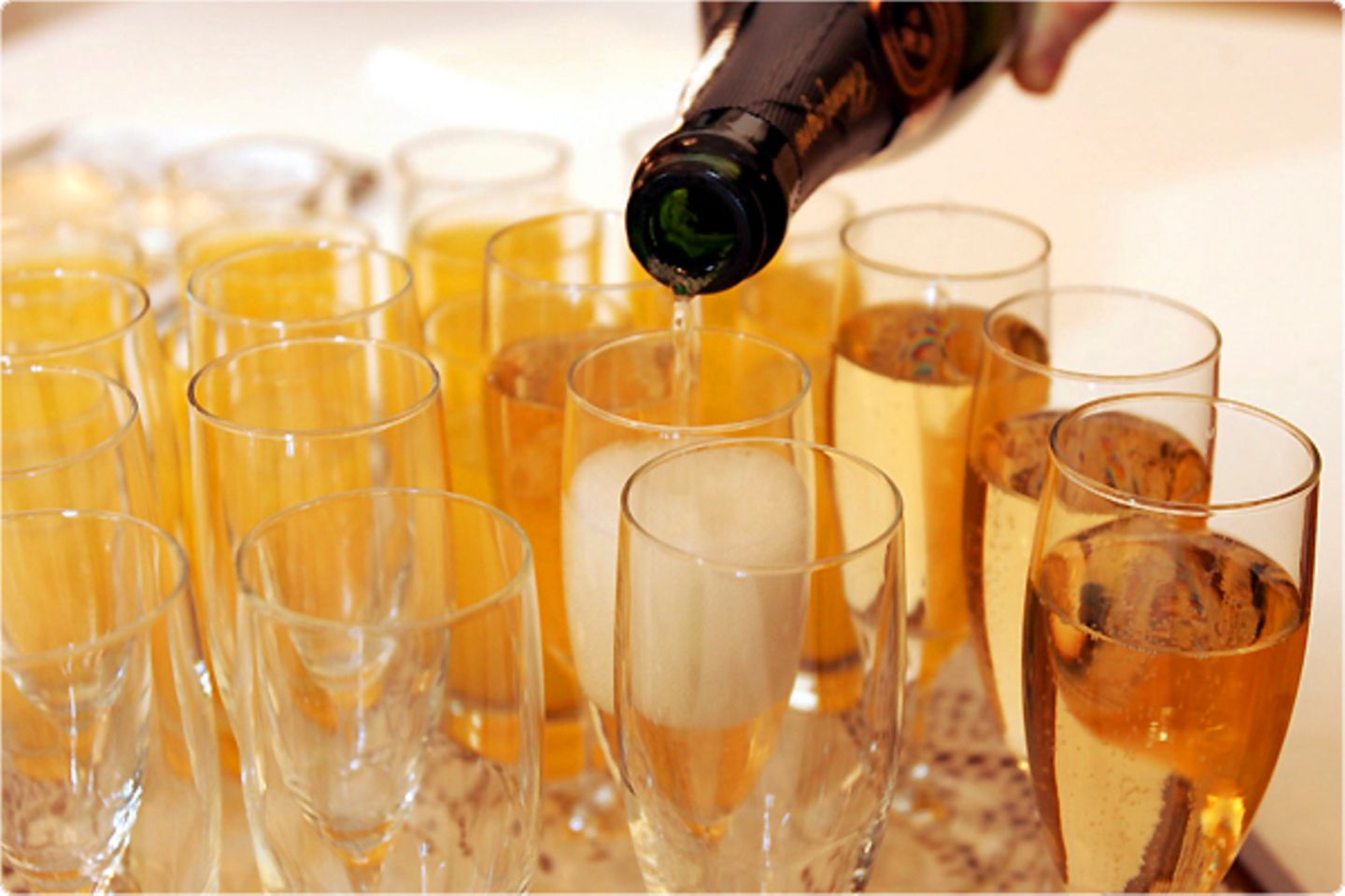 Alkohol: Ab einem Konsum von mehr als 30 Gramm (für Männer) beziehungsweise 20 Gramm (für Frauen) pro Tag - das entspricht in etwa zwei bis drei Gläsern Bier oder Wein - leidet nicht nur die Leber und steigt die Suchtgefahr. Auch das Risiko für Herz-Kreislauf-Erkrankungen nimmt deutlich zu.