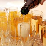 Alkohol: Ab einem Konsum von mehr als 30 Gramm (für Männer) beziehungsweise 20 Gramm (für Frauen) pro Tag - das entspricht in etwa zwei bis drei Gläsern Bier oder Wein - leidet nicht nur die Leber und steigt die Suchtgefahr. Auch das Risiko für Herz-Kreislauf-Erkrankungen nimmt deutlich zu.