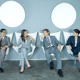 Susann aus Frankfurt findet es schrecklich, wenn Männer breitbeinig sitzen. "Da Frauen zu gut erzogen sind, um Männer auf diese fürchterliche Angewohnheit anzusprechen, zeigen sie stattdessen, wie man es richtig macht"