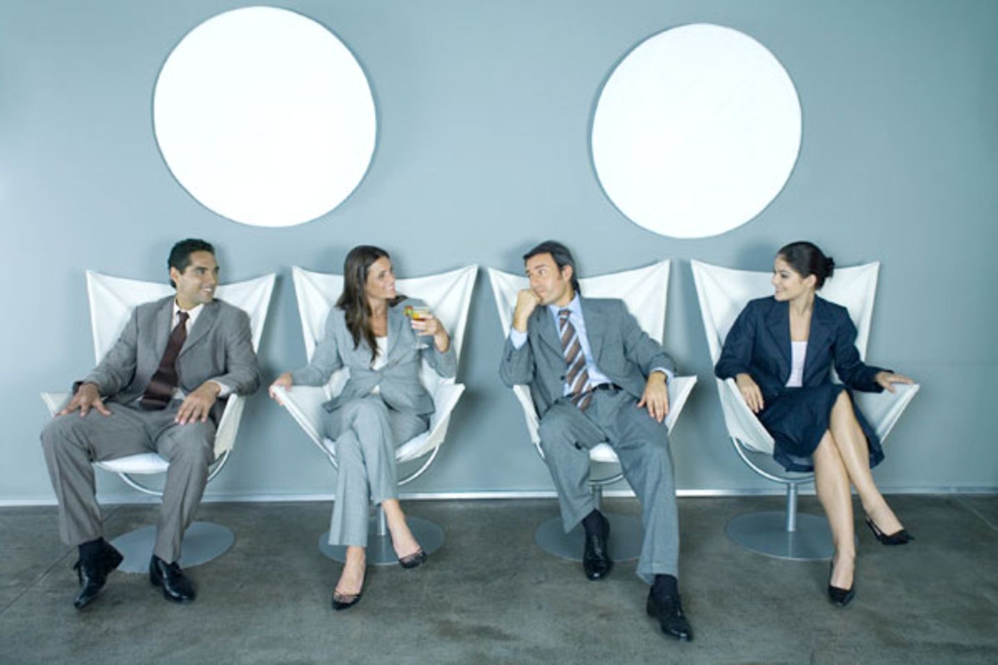 Susann aus Frankfurt findet es schrecklich, wenn Männer breitbeinig sitzen. "Da Frauen zu gut erzogen sind, um Männer auf diese fürchterliche Angewohnheit anzusprechen, zeigen sie stattdessen, wie man es richtig macht"