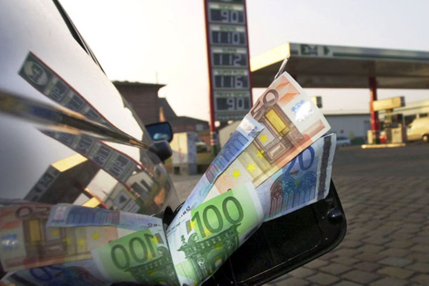 Teuer tanken!     Fast alle Hersteller bieten inzwischen einen Edel-Sprit an, der angeblich den Verbrauch senken soll. Fakt ist, dass die Mehrausgabe sich leider nicht über den möglichen Minderverbrauch rechnet. So traurig es ist, man zahlt drauf. Die Edel-Sorten sollen überdies den Motor schonen, das Ego streicheln und besonders souveräne Kraftentfaltung ermöglichen. Wer daran glaubt, kann gern ein wenig tiefer in die Tasche greifen.   Fazit: Nicht immer alles glauben. Geldsparen lässt sich an der teuersten Säule nicht.