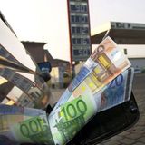 Teuer tanken!     Fast alle Hersteller bieten inzwischen einen Edel-Sprit an, der angeblich den Verbrauch senken soll. Fakt ist, dass die Mehrausgabe sich leider nicht über den möglichen Minderverbrauch rechnet. So traurig es ist, man zahlt drauf. Die Edel-Sorten sollen überdies den Motor schonen, das Ego streicheln und besonders souveräne Kraftentfaltung ermöglichen. Wer daran glaubt, kann gern ein wenig tiefer in die Tasche greifen.   Fazit: Nicht immer alles glauben. Geldsparen lässt sich an der teuersten Säule nicht.