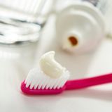 Ihre Zahnpasta sollte Fluorid enthalten. Diese Substanz beugen Entzündungen im Mund vor