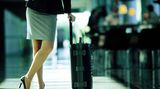 Ohne Flugticket am Gate    Immer mehr Fluggesellschaften bieten den kostenlosen Service an, sich das Flugticket direkt aufs Handy schicken zu lassen. Das klingt praktisch, so erspart man sich den Check-In und muss erst wesentlich später am Flughafen sein. Bricht aber das Mobilfunk-Netz zusammen, steht man dann plötzlich "Ticket-los" am Gate