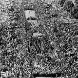 Mahatma Gandhi    Er trug den Ehrennamen "Mahatma", was auf deutsch soviel wie "Große Seele" bedeutet, später kam der Titel "Bapu", "Vater der Nation", hinzu. Keine Frage: Mohandas Karamchand Gandhi hat Großes für die indische Nation geleistet. Als politischer und geistiger Führer der indischen Unabhängigkeitsbewegung führte er mit seinem Konzept des "gewaltfreien Widerstandes" das Ende der britischen Kolonialherrschaft über Indien herbei.   Entsprechend groß war die Trauer über seinen Tod. Am 30. Januar 1948 wurde er im Alter von 78 Jahren von einem fanatischen Hindu ermordet. Nur einen Tag später wurde er beerdigt - unter der Anteilnahme von hunderttausenden Indern