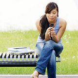 Telefonnummern merken    Wissen Sie die Handynummer ihres Partners auswendig? Oder die ihres Hausarztes? Falls nicht, wäre man ohne das Telefonbuch im Handy, auf das sich so viele Menschen verlassen, ziemlich aufgeschmissen. Zwar gäbe es noch den Festnetzanschluss oder Telefonzellen, doch wer notiert sich Telefonnummern schon noch schriftlich?