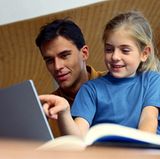 Vereinbaren Sie mit Ihrem Kind feste Zeiten, an denen es am Computer sitzen darf, und lassen Sie es nicht zu viel fernsehen – maximal eine Stunde am Tag. Statt seinen Körper zu bewegen, überanstrengt es eher seine Augen. Ermuntern Sie Ihr Kind, nach draußen zu gehen und dort mit den Freunden zu spielen. Ihr Kind sollte täglich mindestens eine Stunde sich im Freien bewegen.