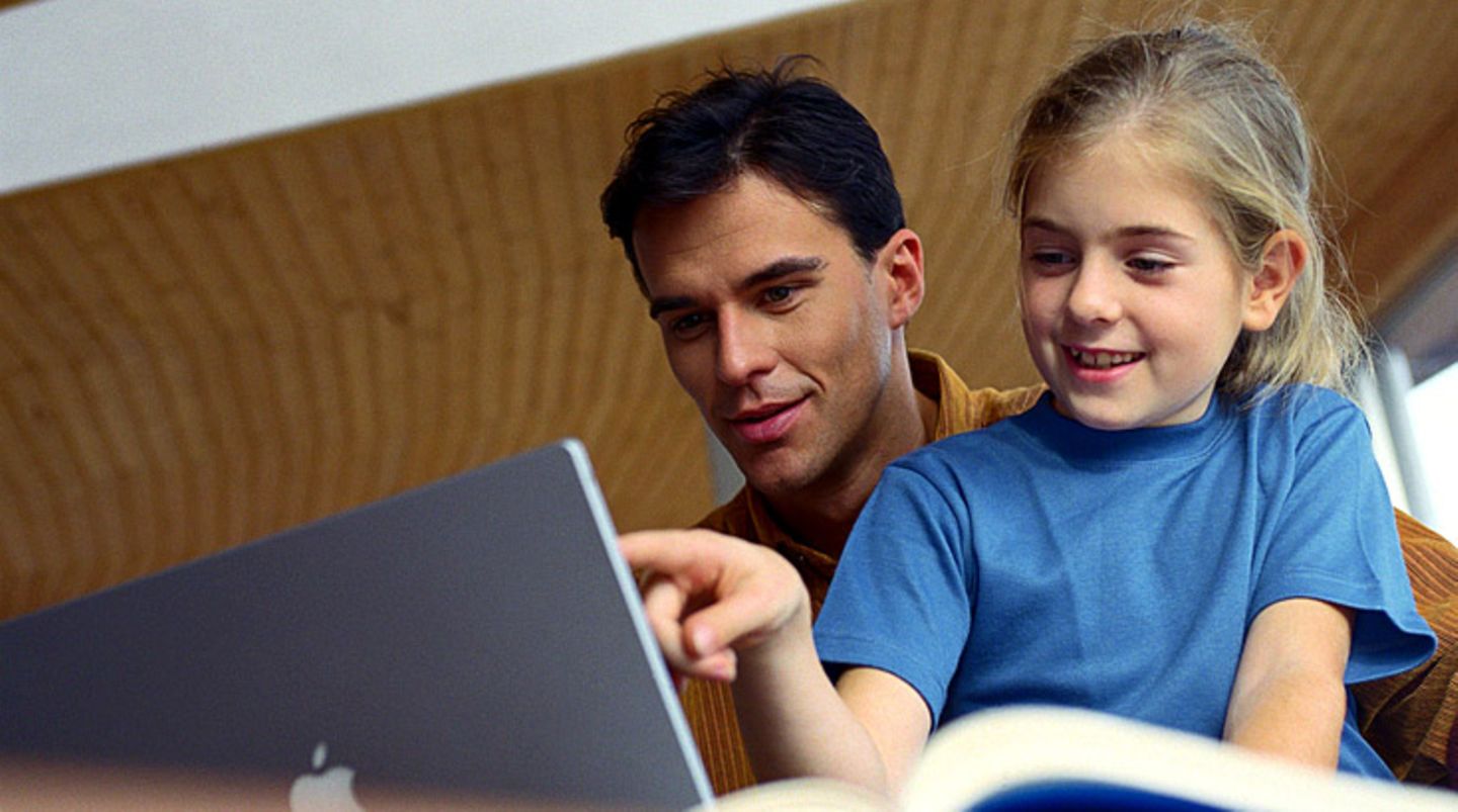 Tipps für dicke Kinder: Vereinbaren Sie mit Ihrem Kind feste Zeiten, an denen es am Computer sitzen darf, und lassen Sie es nicht zu viel fernsehen – maximal eine Stunde am Tag. Statt seinen Körper zu bewegen, überanstrengt es eher seine Augen. Ermuntern Sie Ihr Kind, nach draußen zu gehen und dort mit den Freunden zu spielen. Ihr Kind sollte täglich mindestens eine Stunde sich im Freien bewegen. Vereinbaren Sie mit Ihrem Kind feste Zeiten, an denen es am Computer sitzen darf, und lassen Sie es nicht zu viel fernsehen – maximal eine Stunde am Tag. Statt seinen Körper zu bewegen, überanstrengt es eher seine Augen. Ermuntern Sie Ihr Kind, nach draußen zu gehen und dort mit den Freunden zu spielen. Ihr Kind sollte täglich mindestens eine Stunde sich im Freien bewegen.