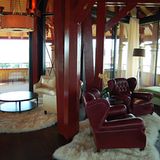 Der Gipfel von 400 Quadratmetern: Die zweistöckige Maestro Suite im höchsten Turmzimmer mit eigenem Flügel und Ausblick auf Zürich, See und Alpen