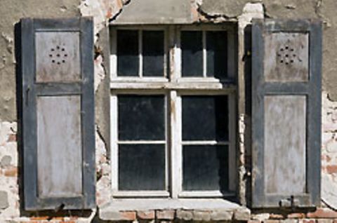 Alte Fenster führen oft zu Wärmeverlust. Das kann teuer werden