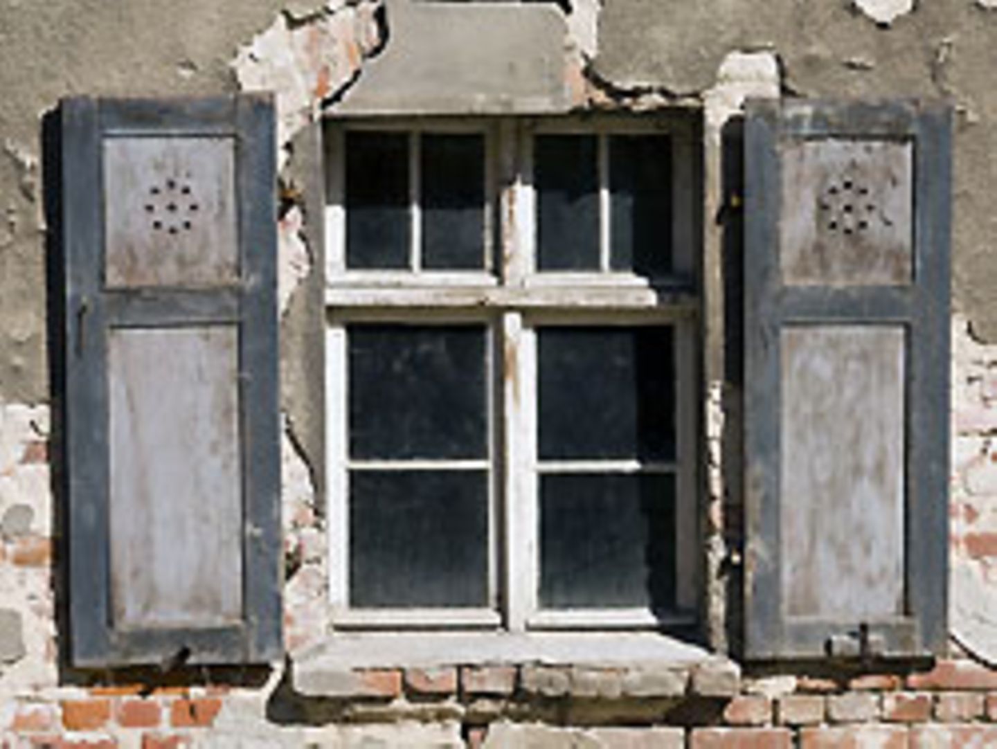 Alte Fenster führen oft zu Wärmeverlust. Das kann teuer werden
