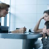 Gezielt buchen    Buchen Sie Billigflüge erst, wenn Ihr Reisetermin steht. Umbuchen ist teuer. Preis: 15 bis 55 Euro pro Person und Strecke. Plus Aufschlag, wenn der neue Flugpreis teurer ist. Das übersteigt oft den Ticketpreis. Alternative: Bei Air Berlin, Condor, Easyjet, Germanwings und Tuifly können Sie das Ticket gegen eine Gebühr von 25 bis 35 Euro auf eine andere Person übertragen lassen. Ryanair verlangt dafür unverschämte 100 Euro. Bei Umschreibung am Flughafen sogar 150 Euro