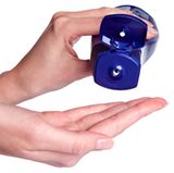 Cremen Sie sich regelmäßig am ganzen Körper ein - am besten einmal am Tag, mindestens aber dreimal pro Woche. Nutzen Sie Hautcremes, die auf Ihr Neurodermitis-Stadium abgestimmt sind. Ist die Haut trocken, braucht sie Fett. Ist sie aber entzündet oder nässt sie sogar, sind fette Cremes schädlich: Weil die Entzündung unter dem Fettfilm eingeschlossen wird, kann sie sich verstärken. Die Faustregel für Cremes lautet daher: feucht auf feucht, fett auf trocken. Den geringsten Fettgehalt haben Lotionen, in Cremes ist er höher, Salben haben den höchsten Fettgehalt. Leider stehen nicht immer die richtigen Bezeichnungen auf der Verpackung, deshalb sollten Sie die Konsistenz vor dem Kauf testen oder sich beraten lassen. Hautöle sind nicht zu empfehlen. Sie trocknen die Haut aus