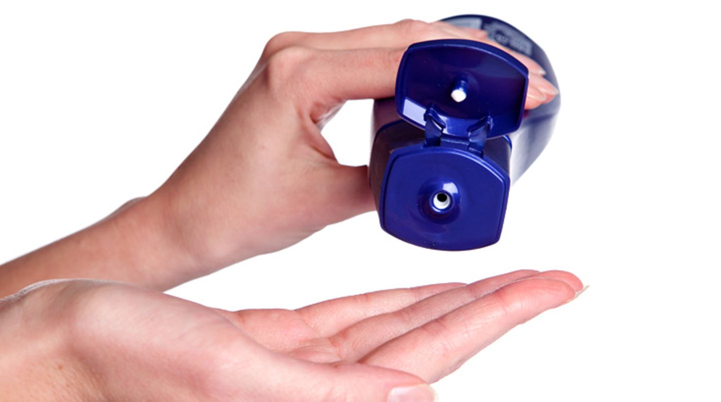 Cremen Sie sich regelmäßig am ganzen Körper ein - am besten einmal am Tag, mindestens aber dreimal pro Woche. Nutzen Sie Hautcremes, die auf Ihr Neurodermitis-Stadium abgestimmt sind. Ist die Haut trocken, braucht sie Fett. Ist sie aber entzündet oder nässt sie sogar, sind fette Cremes schädlich: Weil die Entzündung unter dem Fettfilm eingeschlossen wird, kann sie sich verstärken. Die Faustregel für Cremes lautet daher: feucht auf feucht, fett auf trocken. Den geringsten Fettgehalt haben Lotionen, in Cremes ist er höher, Salben haben den höchsten Fettgehalt. Leider stehen nicht immer die richtigen Bezeichnungen auf der Verpackung, deshalb sollten Sie die Konsistenz vor dem Kauf testen oder sich beraten lassen. Hautöle sind nicht zu empfehlen. Sie trocknen die Haut aus