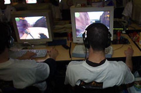 Viele, die vor einem Computer Platz nehmen, stehen so schnell nicht wieder auf. Darunter leidet auch die Ernährung