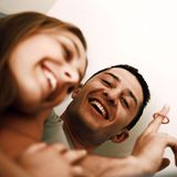 Warmer Winter macht die Menschen heiß  Ein Paar mit einsatzbereitem Präser: Mit dem Winterschlaf ist es in deutschen Betten vorbei. Der Winter ist nicht nur zu warm - jetzt bekommen die Deutschen sogar schon Frühlingsgefühle, denn mit den Temperaturen steigt auch die Liebeslust. Statistiker haben errechnet: Statt der durchschnittlichen 1,5 Mal Sex pro Woche steigt die Verkehrsdichte auf rekordverdächtige 2,4. Aus einem anderen Grund stöhnen dagegen Skifahrer - es gibt keinen Schnee in den Bergen