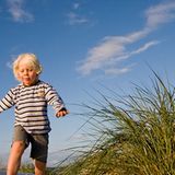 Wer seine persönlichen Begabungen kennt, hat es leichter, den passenden Sport zu finden. Michael Kraske stellt Fragen und Billy Sperlich, Talentforscher an der Deutschen Sporthochschule Köln, ordnet die Möglichkeiten durch die Begabungen ein.  Waren Sie beim  Fangenspielen immer der  Hase, der allen entkam?    Haken schlagen und mit Sprints entkommen  kann nur, wer große Schnellkraft  aktivieren kann. Das rasche Abbremsen  und der Start in die andere  Richtung erfordern hohe exzentrische  und konzentrische Muskelkraft. Zudem  muss man sich im Raum orientieren,  Situationen vorausahnen und eine Strategie  entwickeln, um den Jäger ins Leere  laufen zu lassen.  Diese Begabung hilft  bei den klassischen Ballspielen Fuß-,  Hand- und Basketball, aber auch bei Squash  und Badminton.