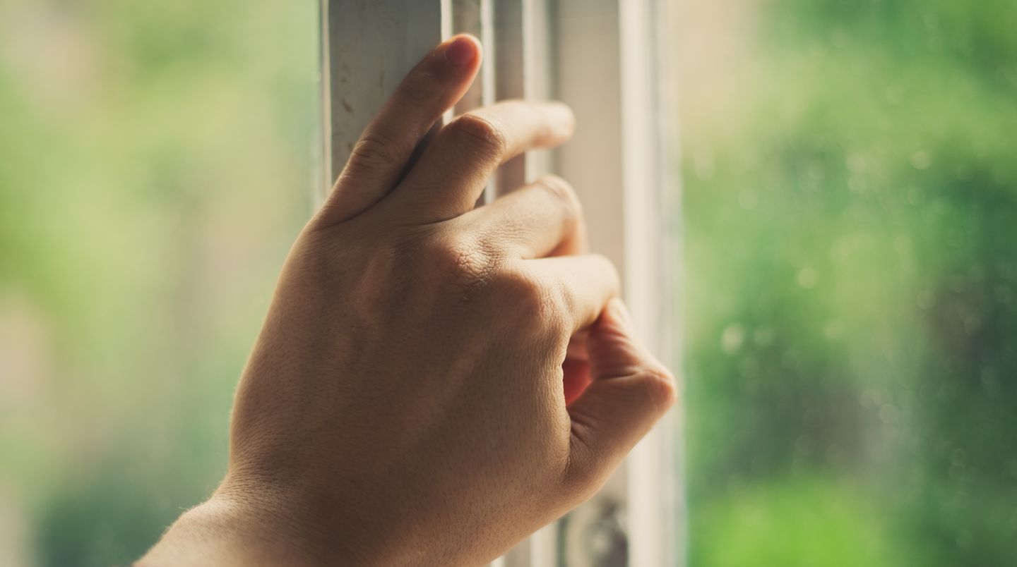 Meiden Sie schlecht belüftete Räume. Sauerstoffmangel kann eine Clusterattacke verursachen. Sorgen Sie auch für ausreichende Belüftung im Schlafzimmer