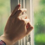 Meiden Sie schlecht belüftete Räume. Sauerstoffmangel kann eine Clusterattacke verursachen. Sorgen Sie auch für ausreichende Belüftung im Schlafzimmer