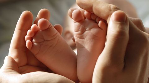 Mini-Füße: Auf ihnen soll der Nachwuchs später sicher durchs Leben gehen