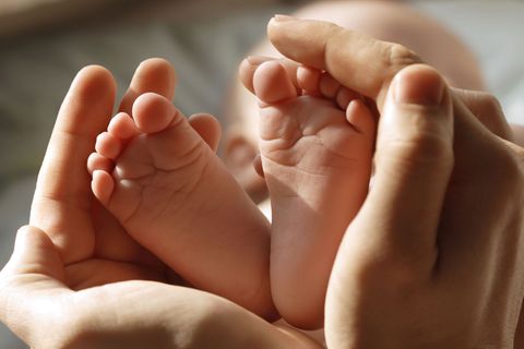 Mini-Füße: Auf ihnen soll der Nachwuchs später sicher durchs Leben gehen