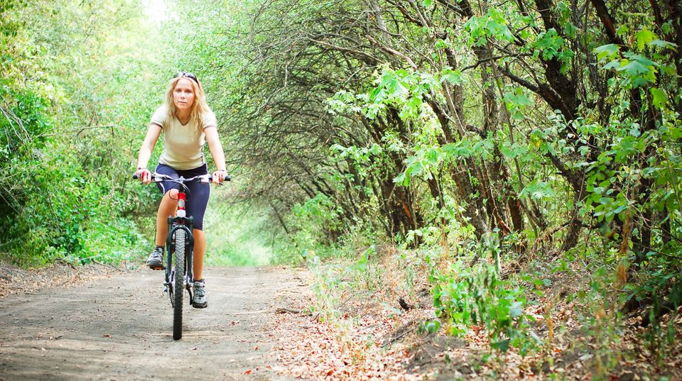Spazierengehen oder leichtes Fitnesstraining hilft, das Verlangen nach einer Zigarette zu senken