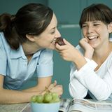 "Frauen kümmern sich sehr um das Wohl ihrer Freunde und Bekannten. Durch das Abbeißen wollen sie sicher gehen, dass alles einwandfrei ist", schreibt Melanie W. aus Düsseldorf