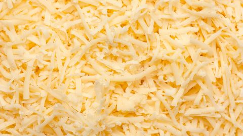 Analogkäse sieht zwar aus wie echter Käse, besteht aber im Wesentlichen aus Pflanzenfett, Wasser und Milcheiweiß