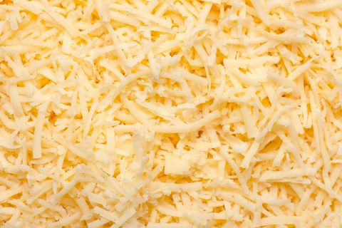 Analogkäse sieht zwar aus wie echter Käse, besteht aber im Wesentlichen aus Pflanzenfett, Wasser und Milcheiweiß
