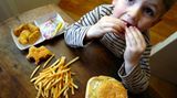 19 Prozent der Jungen und 10 Prozent der Mädchen essen mindestens einmal pro Woche Bratwurst, Currywurst, Hamburger oder Döner