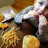 19 Prozent der Jungen und 10 Prozent der Mädchen essen mindestens einmal pro Woche Bratwurst, Currywurst, Hamburger oder Döner