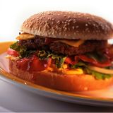 Blutfettwerte: Wer seinem Körper ständig große Mengen an Zucker und Fett zuführt, strapaziert die Innenwände der Blutgefäße.