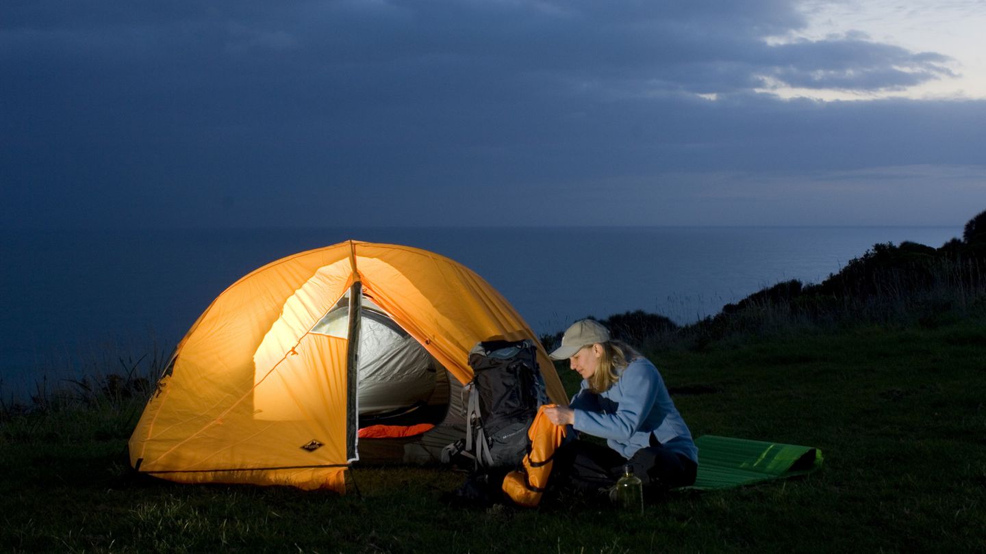 Camping mit Blick auf den Southern Ocean. Auch zu Fuß und mit Zelt lässt sich die legendäre Küste südöstlich von Melbourne auf einem 91 Kilometer langen Wanderweg erkunden