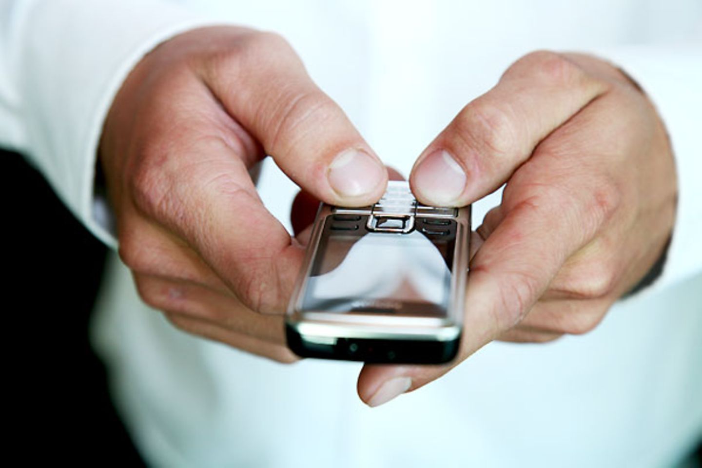 Emails nur noch am PC lesen    Wer bereits auf dem Weg zu einer wichtigen Präsentation ist und noch auf letzte wichtige Informationen aus dem Büro wartet, verlässt sich voll auf die Email-Funktionen seines Handys. Beim Blackout des Netzes werden allerdings auch die elektronische Post nicht mehr auf die Mobilfunktelefone weitergeleitet und so steht man ganz schnell vor einer unfertigen Präsentation