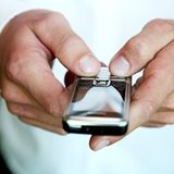 Emails nur noch am PC lesen    Wer bereits auf dem Weg zu einer wichtigen Präsentation ist und noch auf letzte wichtige Informationen aus dem Büro wartet, verlässt sich voll auf die Email-Funktionen seines Handys. Beim Blackout des Netzes werden allerdings auch die elektronische Post nicht mehr auf die Mobilfunktelefone weitergeleitet und so steht man ganz schnell vor einer unfertigen Präsentation