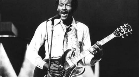 Einer der ersten schwarzen Stars des Rock'n'Roll: Chuck Berry schuf unsterbliche Hymnen, darunter "Sweet Little Sixteen", "Roll over Beethoven" und "Rock'n'Roll Music"