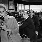 Hitchcock hatte sich in die blonde Schauspielerin vernarrt und war extrem besitzergreifend. Er ließ teure Garderobe für sie entwerfen - nicht nur für ihre Filmrollen, sondern auch für ihr Privatleben. Doch der Regisseur ging noch weiter: Während der Dreharbeiten zu "Die Vögel" bat der zwei Mitarbeiter, ihre Aktivitäten außerhalb des Drehorts zu überwachen. Immer stärker mischte er sich nun in ihr Privatleben ein. Bald begann er, Hedren vorzuschreiben, was sie in ihrer Freizeit anziehen sollte, welche Freunde sie zu treffen hatte