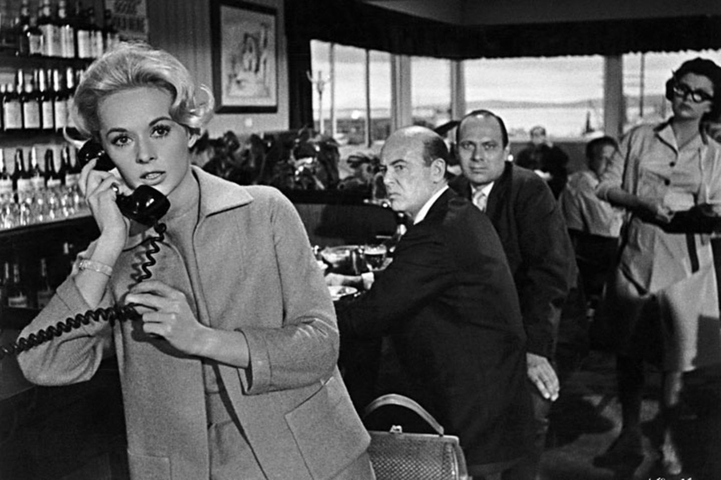 Hitchcock hatte sich in die blonde Schauspielerin vernarrt und war extrem besitzergreifend. Er ließ teure Garderobe für sie entwerfen - nicht nur für ihre Filmrollen, sondern auch für ihr Privatleben. Doch der Regisseur ging noch weiter: Während der Dreharbeiten zu "Die Vögel" bat der zwei Mitarbeiter, ihre Aktivitäten außerhalb des Drehorts zu überwachen. Immer stärker mischte er sich nun in ihr Privatleben ein. Bald begann er, Hedren vorzuschreiben, was sie in ihrer Freizeit anziehen sollte, welche Freunde sie zu treffen hatte