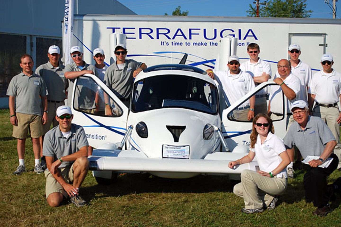 Terrafugia Transition: Bei Schlechtwetter können sie landen und den Weg auf der Straße fortsetzen. Reisende können in der Nähe ihres Ziels landen und benötigen keinen Mietwagen, um die Reise fortzusetzen. Terrafuiga-CEO Carl Dietrich ist jedenfalls begeistert: "Dieser Durchbruch verändert die Welt persönlicher Mobilität!" Bei Schlechtwetter können sie landen und den Weg auf der Straße fortsetzen. Reisende können in der Nähe ihres Ziels landen und benötigen keinen Mietwagen, um die Reise fortzusetzen. Terrafuiga-CEO Carl Dietrich ist jedenfalls begeistert: "Dieser Durchbruch verändert die Welt persönlicher Mobilität!"